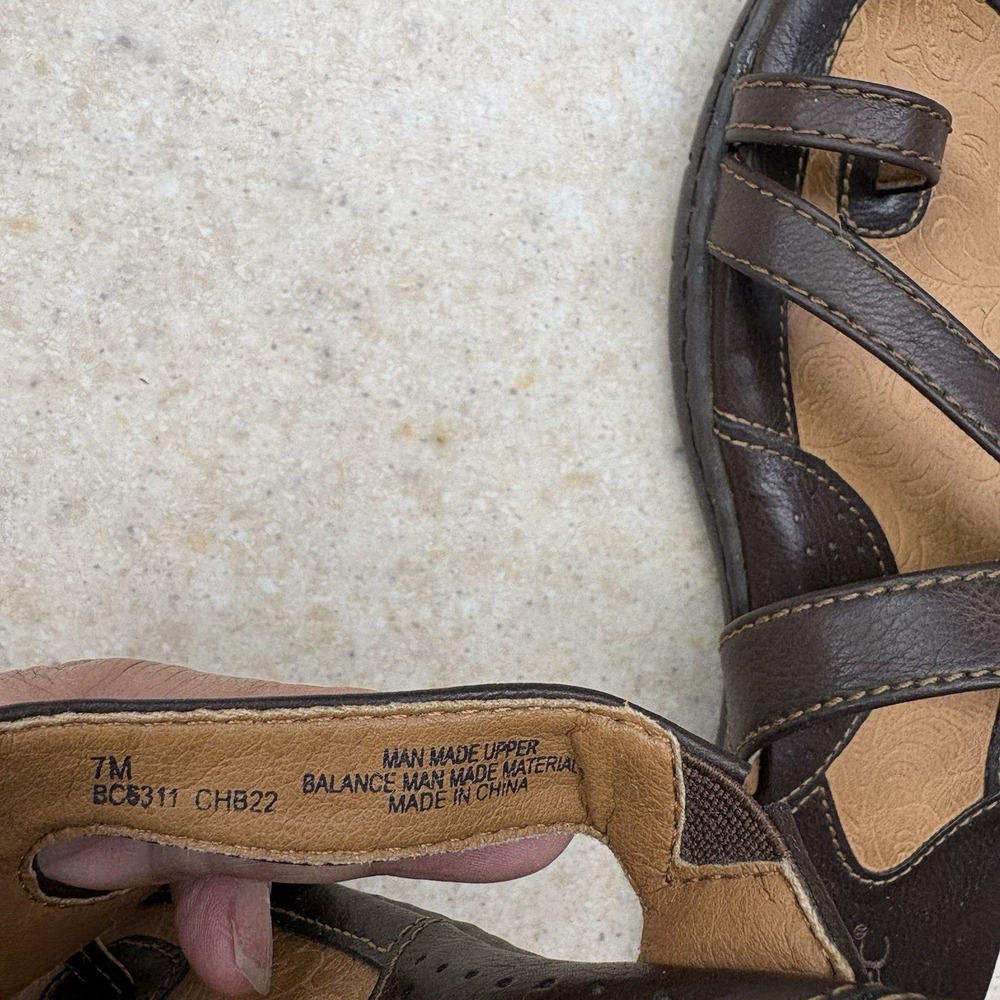 B.O.C. Women Sz 7M Leather Sandals Toe Loop Brown Alisha Born Flat - Picture 2 of 8
